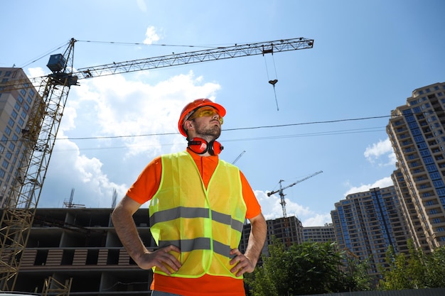 Foto gratuita joven ingeniero civil con sombrero de seguridad