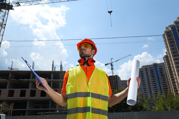 Joven ingeniero civil con sombrero de seguridad