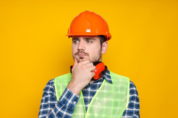 Joven ingeniero civil con sombrero de seguridad