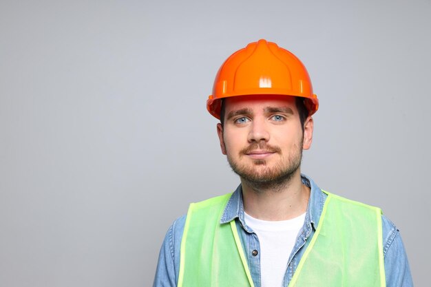 Joven ingeniero civil con sombrero de seguridad