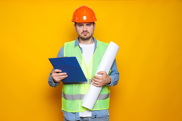 Foto gratuita joven ingeniero civil con sombrero de seguridad