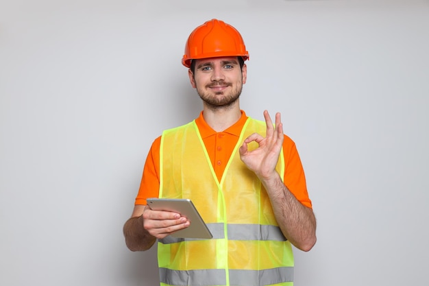 Joven ingeniero civil con sombrero de seguridad