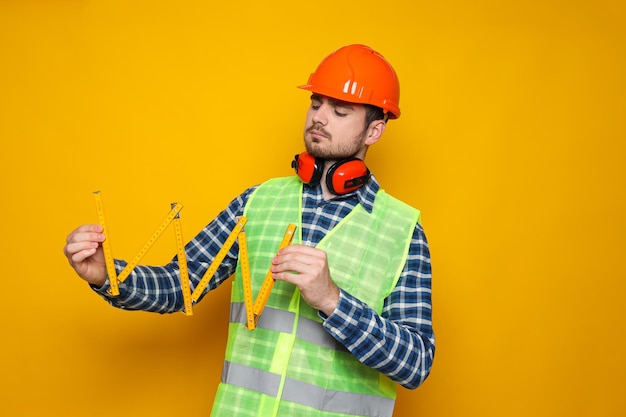 Foto gratuita joven ingeniero civil con sombrero de seguridad