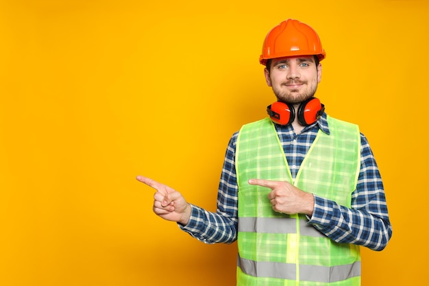 Foto gratuita joven ingeniero civil con sombrero de seguridad