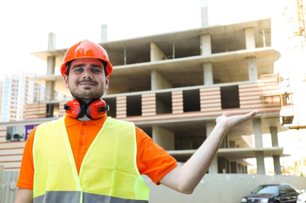 Joven ingeniero civil con sombrero de seguridad