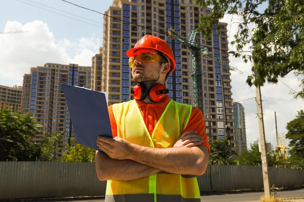 Joven ingeniero civil con sombrero de seguridad