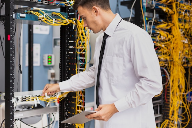 Foto gratuita joven ingeniero comercial con una tableta