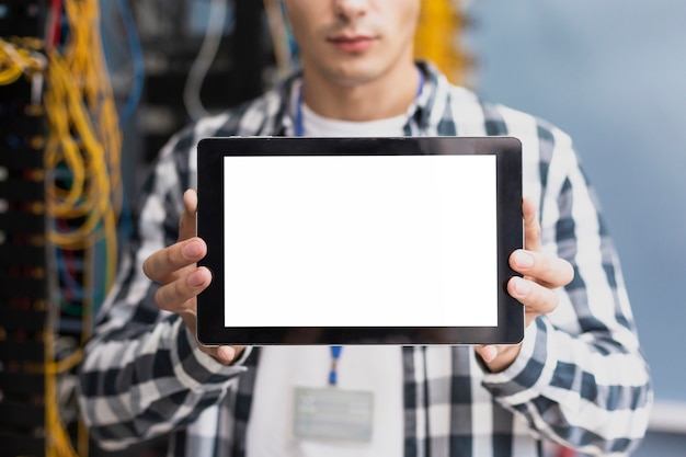 Foto gratuita joven ingeniero con una maqueta de tableta