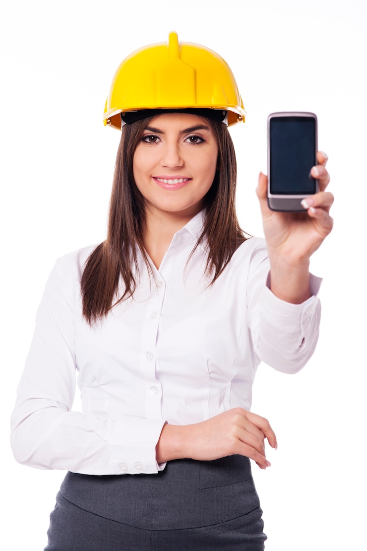 Foto gratuito joven ingeniero presentando un teléfono inteligente