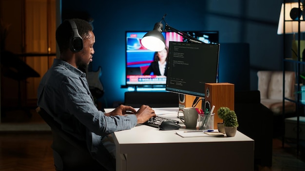 Joven ingeniero programador escribiendo datos de código binario en una ventana de terminal