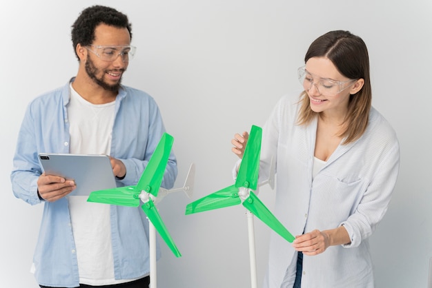 Joven ingeniero trabajando en innovaciones energéticas