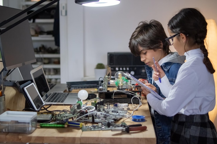 Foto gratuito joven ingeniero trabajando en un nuevo proyecto escolar sobre robótica