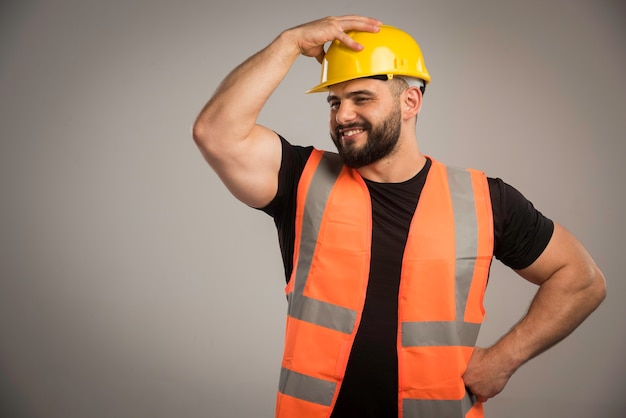 Foto gratuita joven ingeniero en uniforme sintiéndose fuerte.