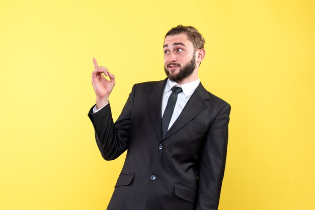 Un joven inseguro con traje y corbata sobre amarillo