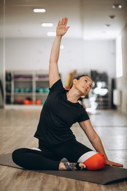 Joven instructora de yoga en el gimnasio