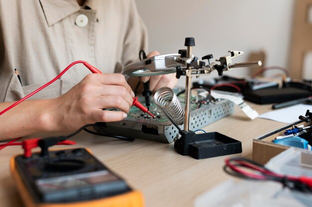 Joven inventora creando en su taller