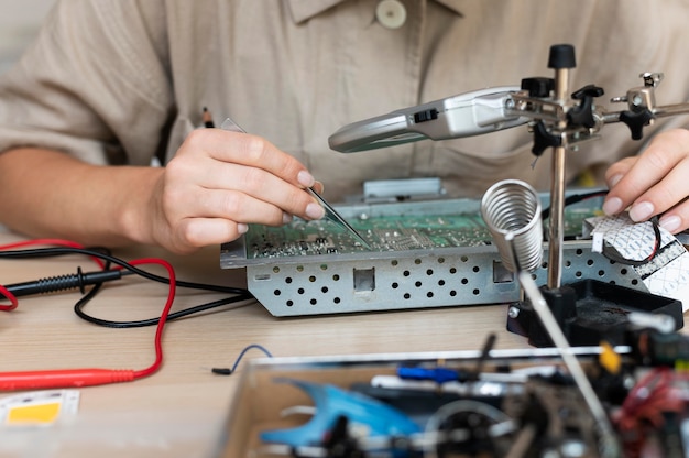 Foto gratuita joven inventora creando en su taller