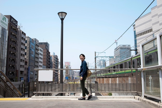 Joven japonés al aire libre