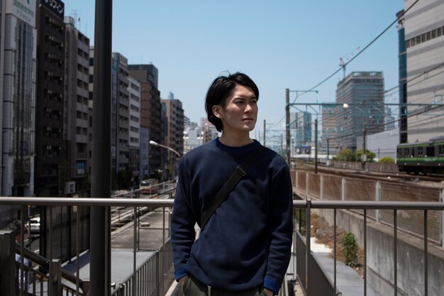 Foto gratuita joven japonés pasar tiempo al aire libre