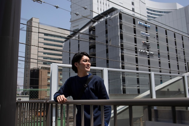 Foto gratuita joven japonés pasar tiempo al aire libre