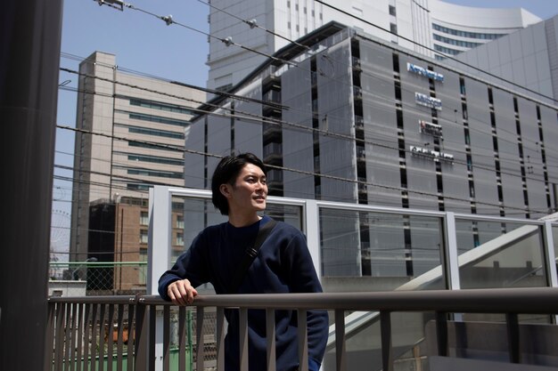 Joven japonés pasar tiempo al aire libre