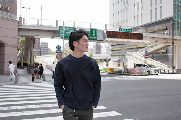 Foto gratuita joven japonés pasar tiempo solo al aire libre