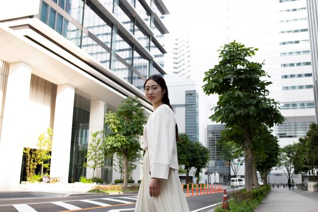 Joven japonesa en la ciudad