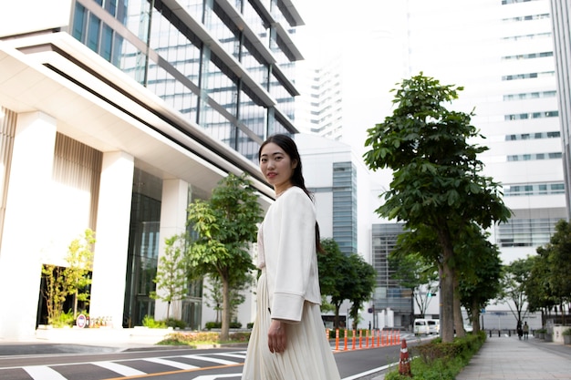 Joven japonesa en la ciudad