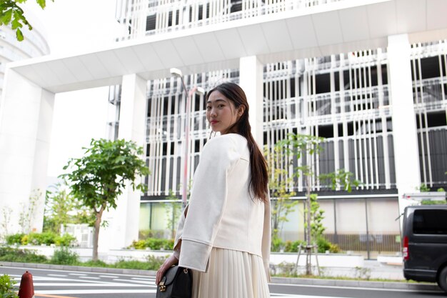 Joven japonesa en la ciudad