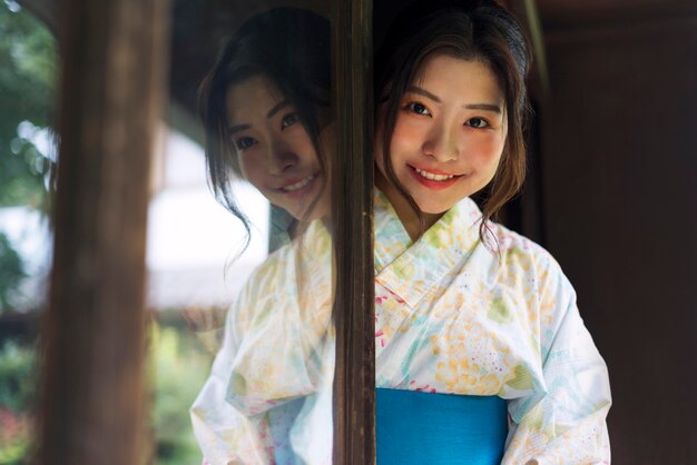 Joven japonesa vistiendo un kimono