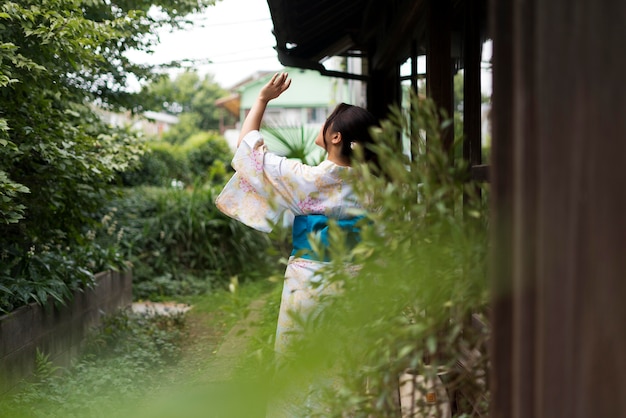 Joven japonesa vistiendo un kimono