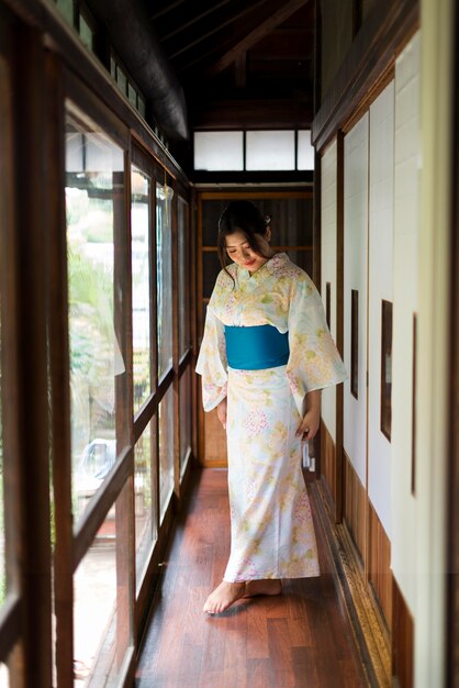 Joven japonesa vistiendo un kimono