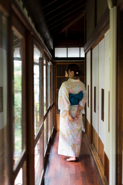 Joven japonesa vistiendo un kimono