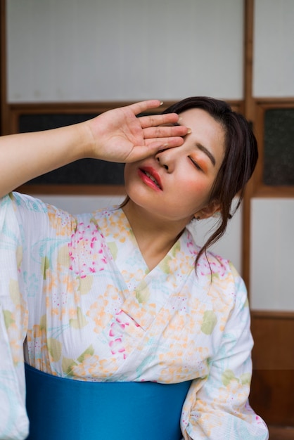 Joven japonesa vistiendo un kimono