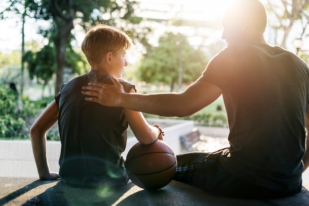 Joven jugador de baloncesto disparar