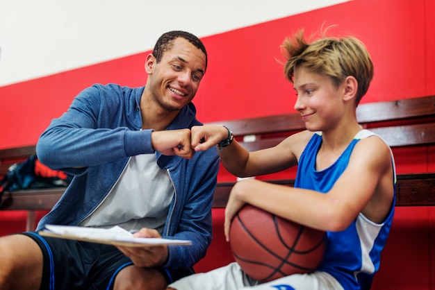 Foto gratuita joven jugador de baloncesto disparar