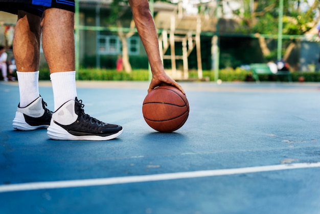 Joven jugador de baloncesto disparar