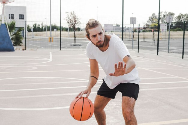 Joven jugador de baloncesto masculino en acción