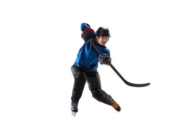 Joven jugador de hockey con el palo en la cancha de hielo