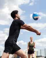 Foto gratuita joven jugador de voleibol en la cancha