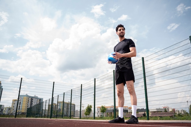 Foto gratuita joven jugador de voleibol en la cancha