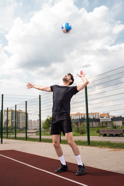 Foto gratuita joven jugador de voleibol en la cancha