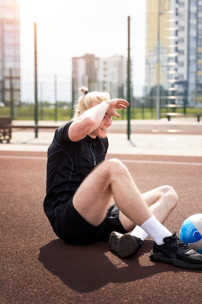 Joven jugador de voleibol en la cancha