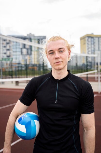 Joven jugador de voleibol en la cancha