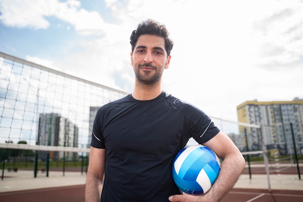 Foto gratuita joven jugador de voleibol en la cancha