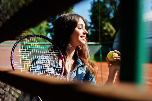Joven jugadora deportiva con raqueta de tenis en la cancha de tenis