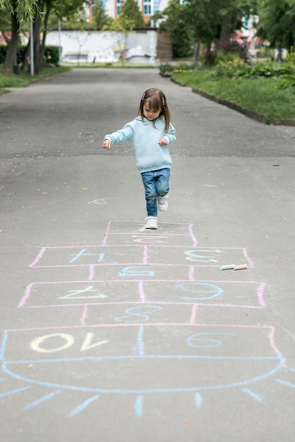 Joven jugando al aire libre rayuela