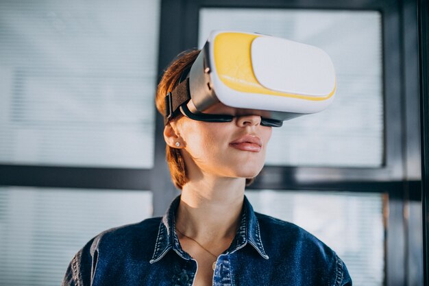 Joven jugando al juego a través de las gafas VR