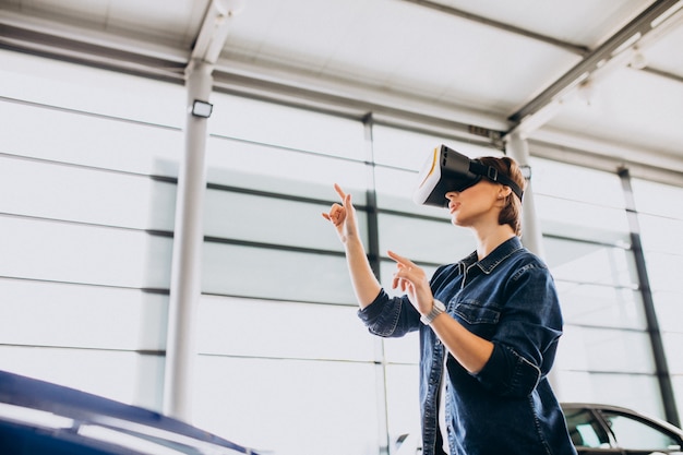 Joven jugando al juego a través de las gafas VR