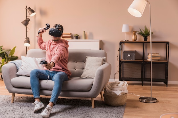 Joven jugando con auriculares virtuales